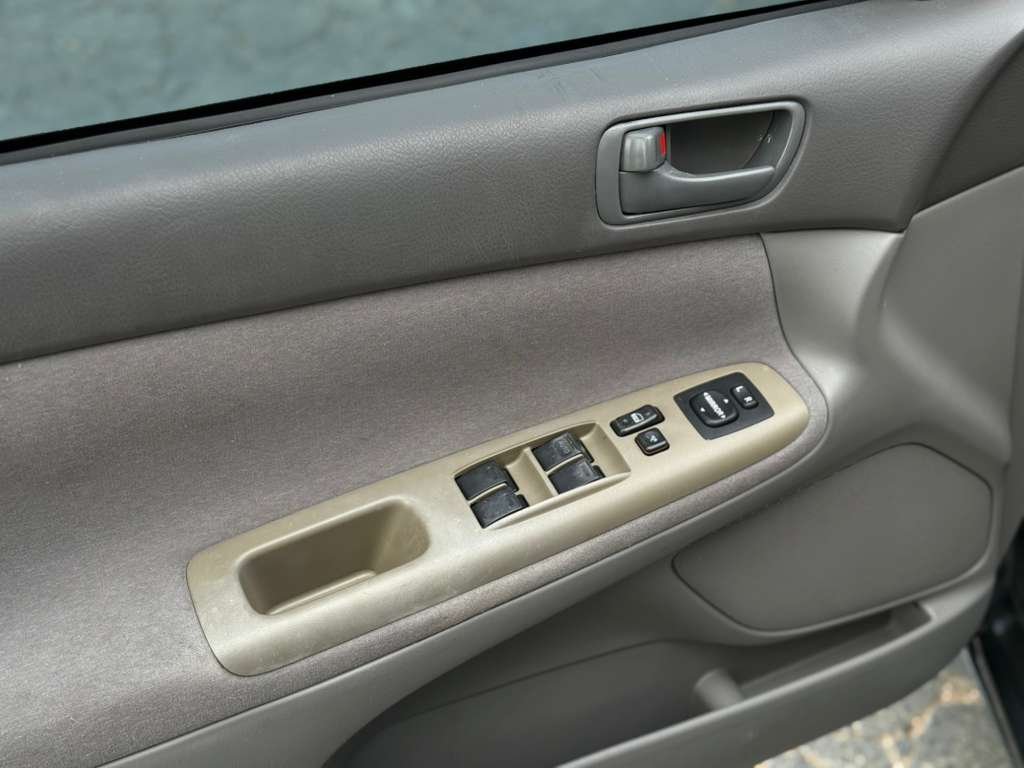 2003 Toyota Camry LE V6 - Photo 11